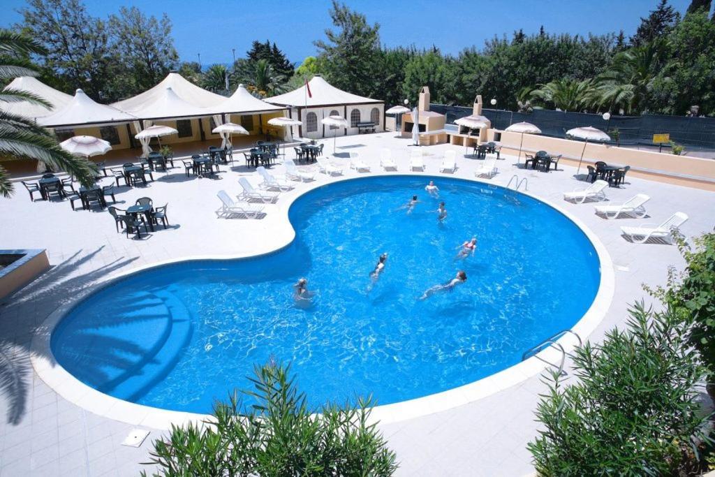 Hotel Califfo Quartu SantʼElena Esterno foto