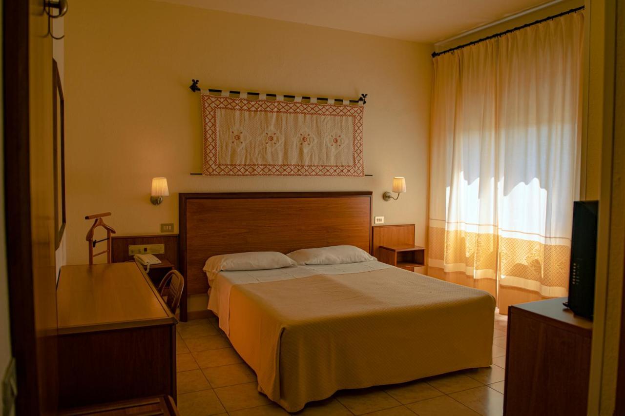 Hotel Califfo Quartu SantʼElena Esterno foto
